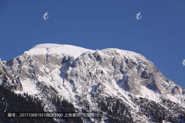 白雪覆蓋的山峰