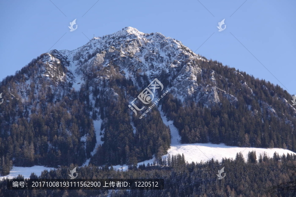 白雪覆蓋的山峰