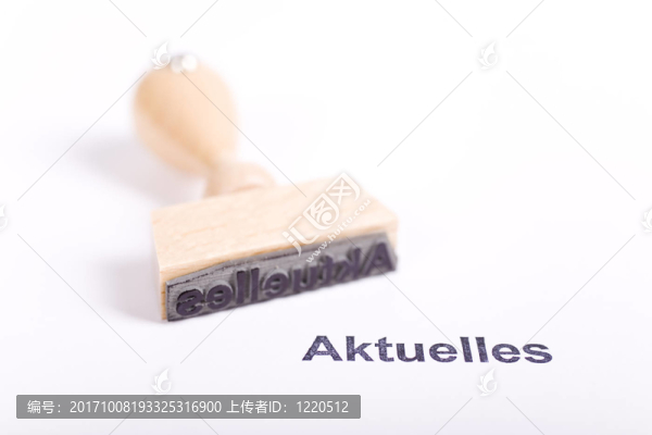 用木頭做的郵票，上面寫(xiě)著“新聞”。