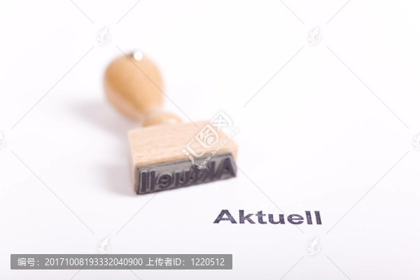 用木頭做的郵票，上面寫著“新聞”。