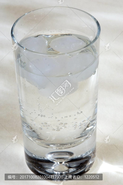 玻璃杯里的水