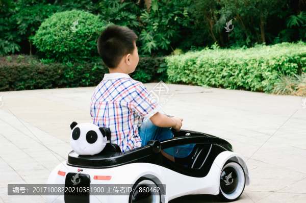 小孩開玩具車