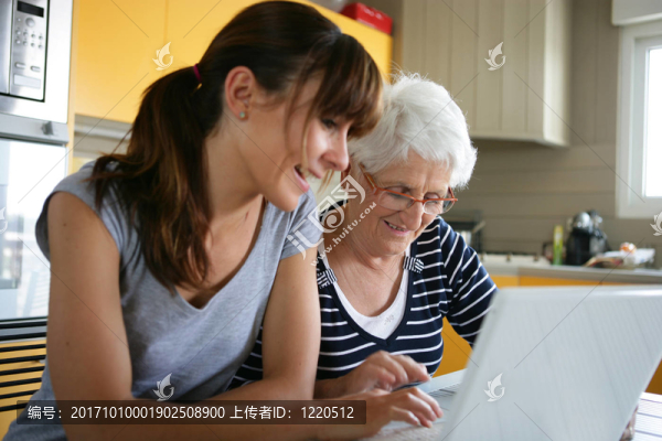 女人笑