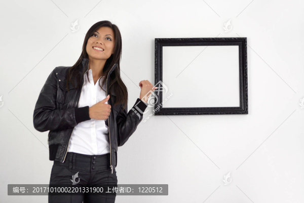 女人笑了