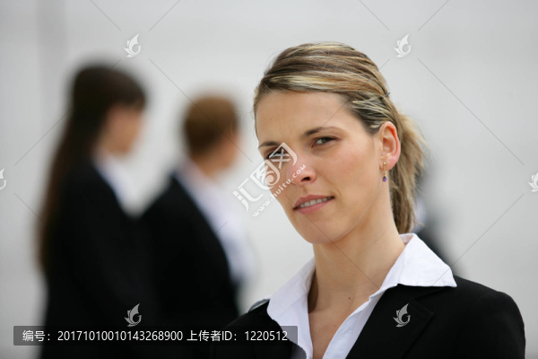 女人笑了