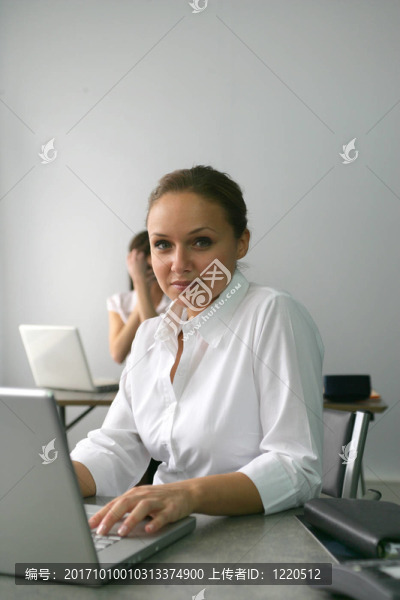女人笑了