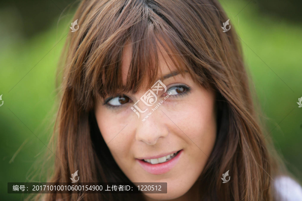 女人笑了