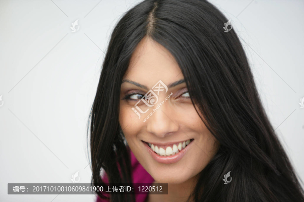 女人笑了
