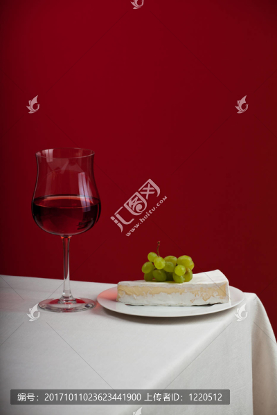 葡萄紅酒和奶酪的玻璃