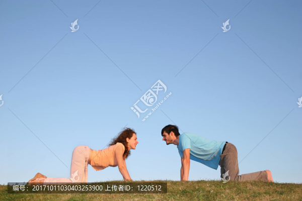 女人笑了