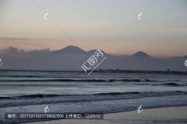霧中群山