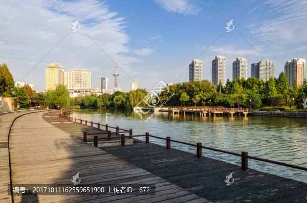 湖邊棧道