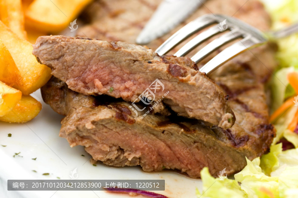 rumpsteak烤牛肉和蔬菜沙拉