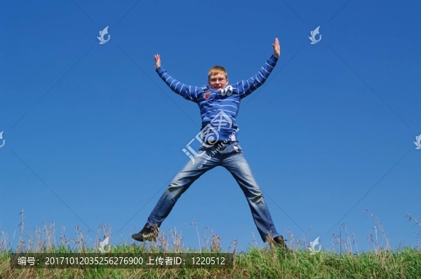 青少年們高興地跳上天空