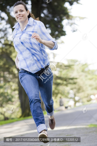 女人笑了