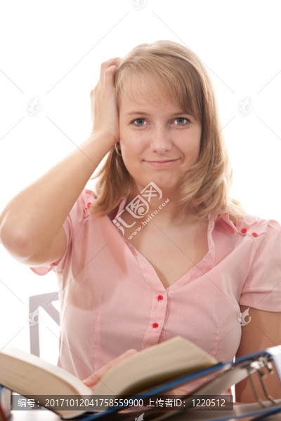 拿著書的女人