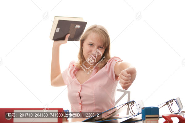 拿著書的女人