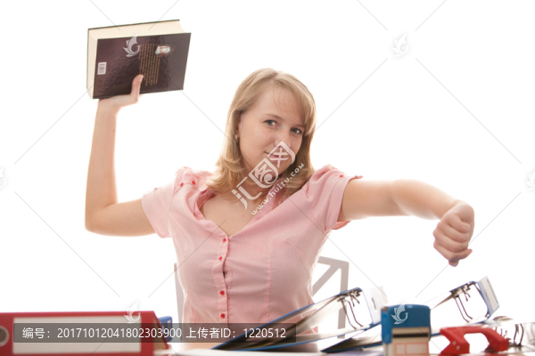 拿著書的女人