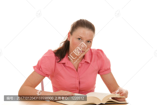 拿著書(shū)的女人