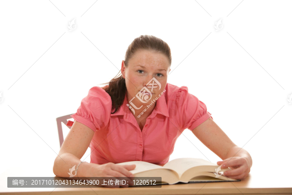 拿著書的女人