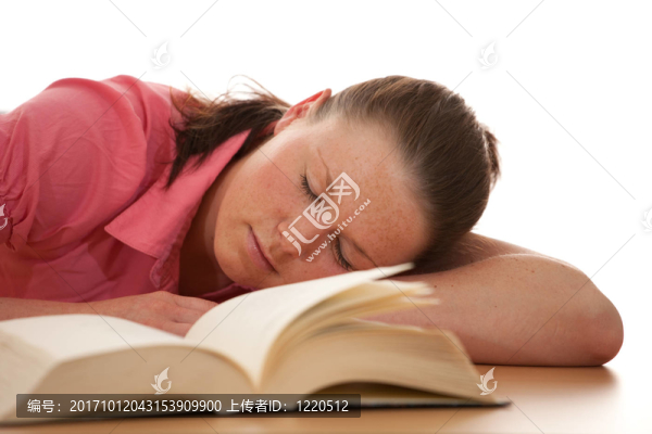 拿著書的女人