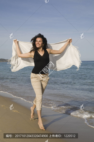 在海灘上奔跑的女人