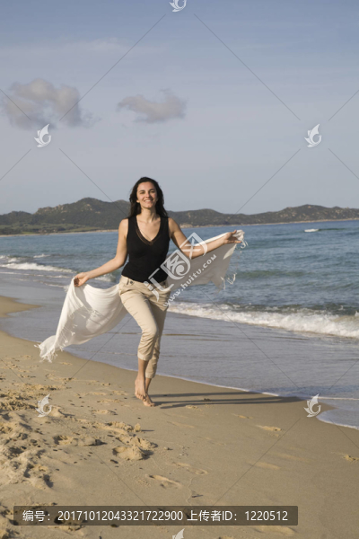 在海灘上奔跑的女人
