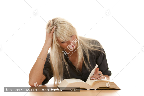 拿著書的女人
