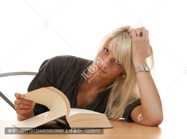拿著書的女人