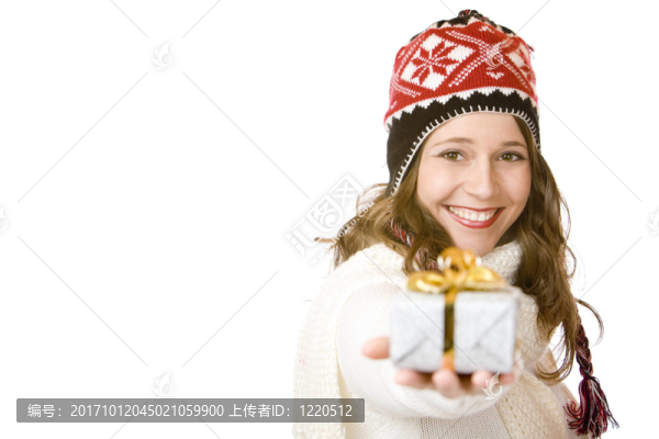 手持帽子和圍巾的年輕幸福婦女手里拿著禮物