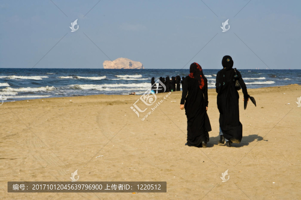 海灘上的阿拉伯婦女