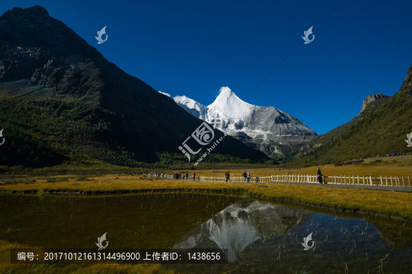 雪山湖泊