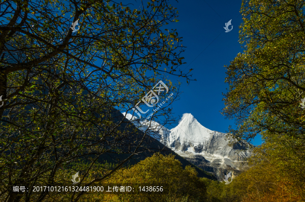 雪山湖泊