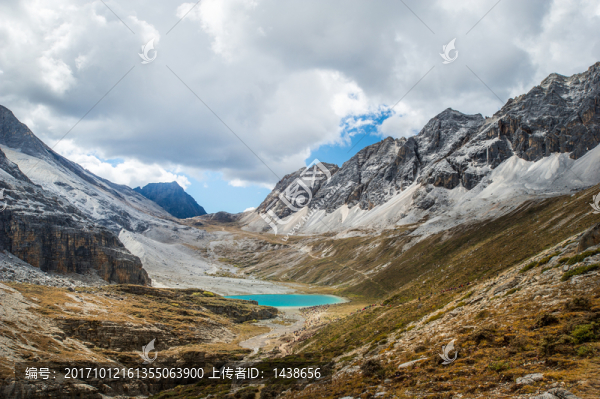 雪山湖泊