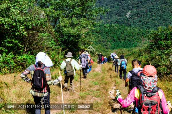 一群人下山