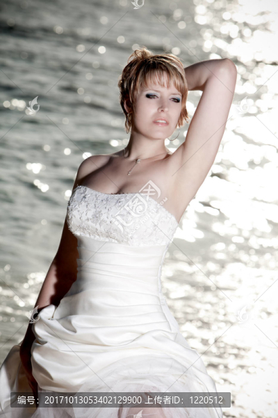 浪花中的新娘