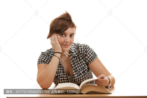 拿著書的女人