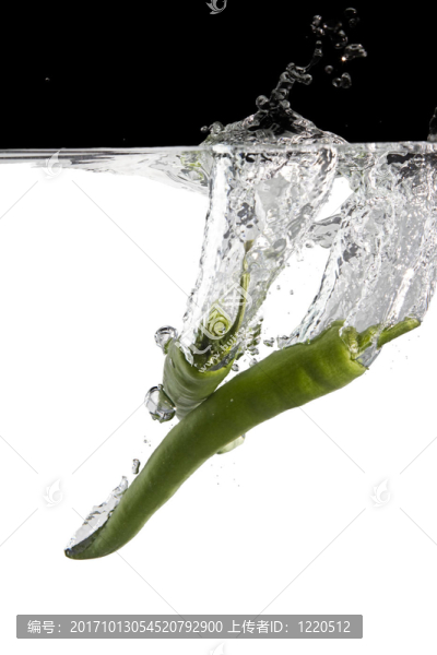 水中的兩個綠辣椒