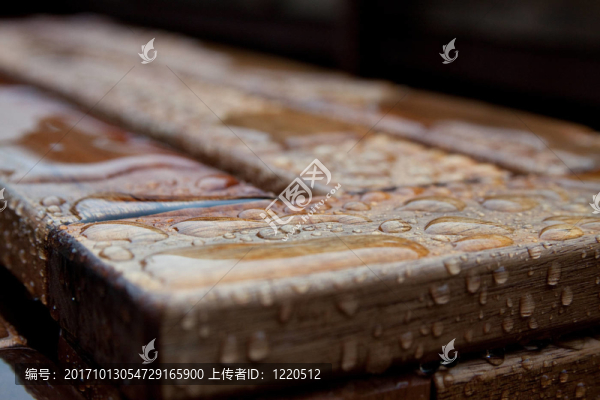 木材經(jīng)雨