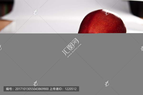 翻開書和紅蘋果