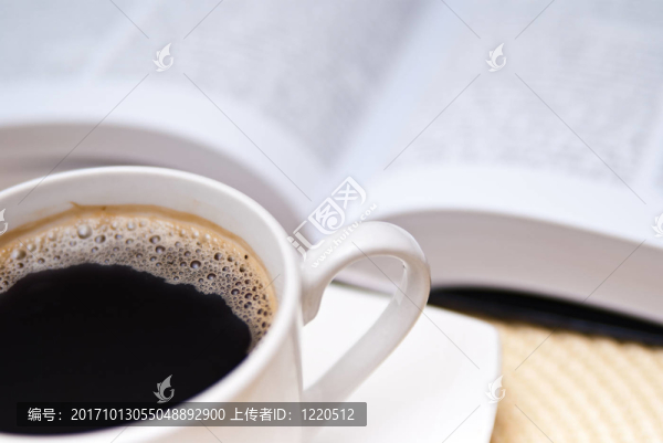 一杯咖啡和一本打開(kāi)的書