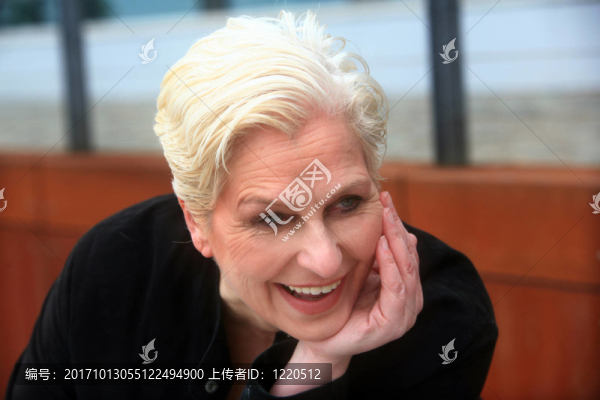 50歲以上的白發(fā)女人