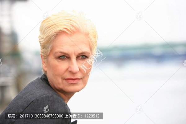 50歲以上的白發(fā)女人