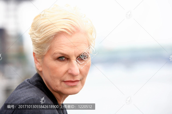 50歲以上的白發(fā)女人