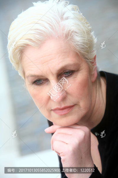 50歲以上的白發(fā)女人