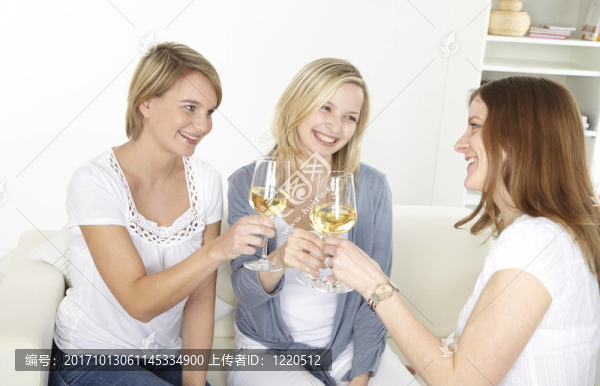 三個女朋友喝白葡萄酒