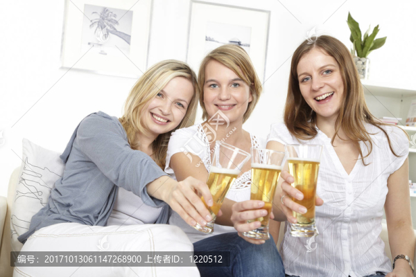 三個女朋友喝啤酒