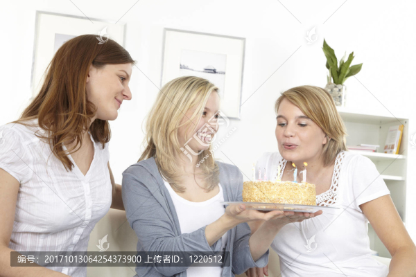 帶生日蛋糕的女朋友