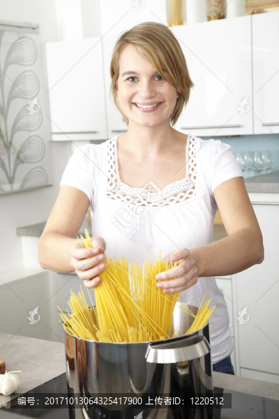 女人在廚房做飯