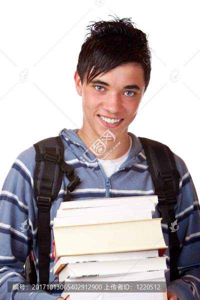年輕英俊的男生拿著書笑著